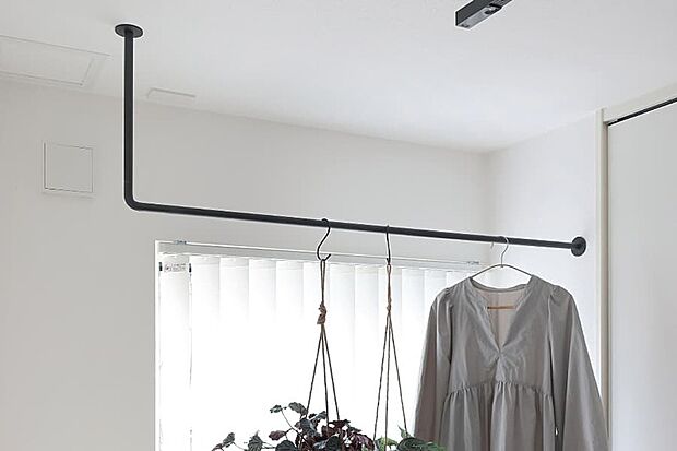 【【PLAN01】ハンギングレール】マルチルームに設置したハンギングレールは、家事のサポートアイテムとして洗濯物を部屋干しでき、雨や花粉の多い日も安心です。また観葉植物を吊るしたりフロアを飾って楽しむこともできます。