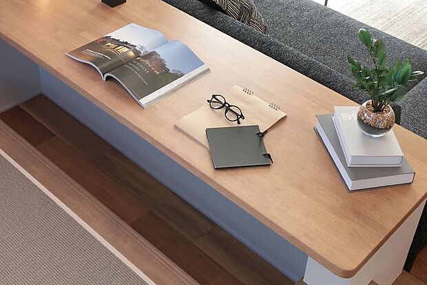 【【PLAN02】堀机カウンター】ステージリビングに採用したカウンターは、足元を堀机使用にすることで足をのばしてゆったりとくつろげるスペースに。ワークスペースや読書スペースとしても心地よく使えます。