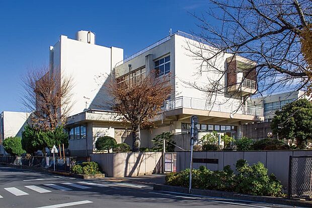 越谷市立大沢北小学校（現地より徒歩8分）
