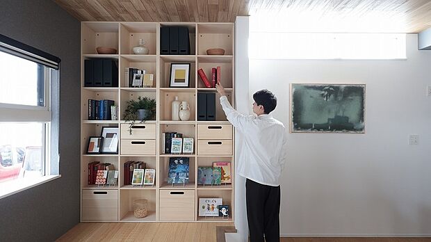 【【大型のブックシェルフ】】トールサイズのブックシェルフは、下の方には子どもたちの、上には大人の本を置いておけて便利。最上段は小物などを飾るギャラリースペースに。大容量に加え美しいデザインと使い勝手の良さで、本のある暮らしをサポ