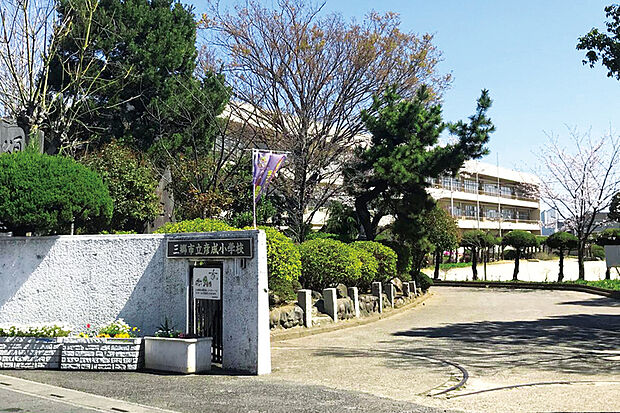 【彦成小学校】（現地より徒歩17分）