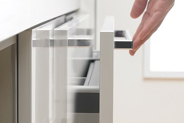 【【プルモーション】】ゆっくりと閉まるプルモーションタイプのスライドドアです。開閉音が静かで指をはさみにくいため、いつでも安全に使用できます。