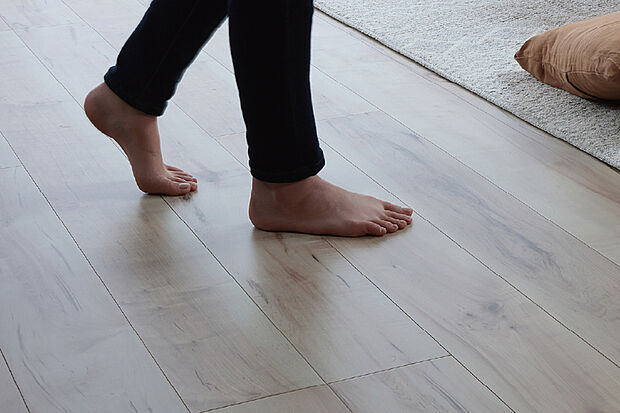 【【リビング床暖房】】足元から部屋全体をあたためてくれる床暖房。室温を低く設定しても温風暖房と同じ体感温度を得ることができ、省エネにつながります。