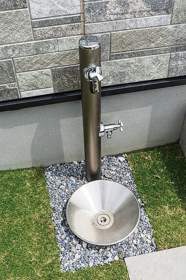 【【外水栓】】植栽への水やりはもちろん、洗車にも便利なアイテムをご用意しました。 