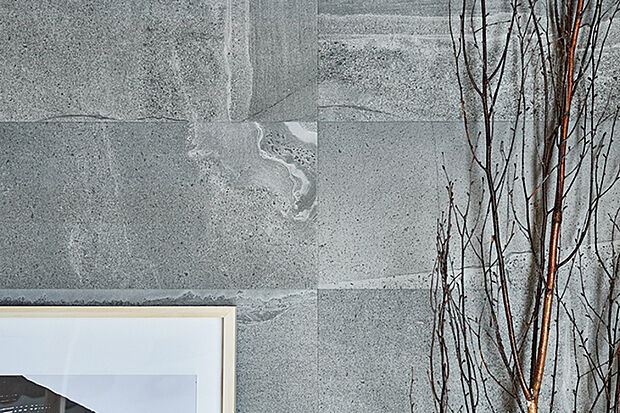 【【壁材/エコカラットプラス】】調湿機能を持ち、気になるにおいや有害な物質も低減するエコカラットプラス。天然石の繊細な模様がナチュラルな印象をもたらします。