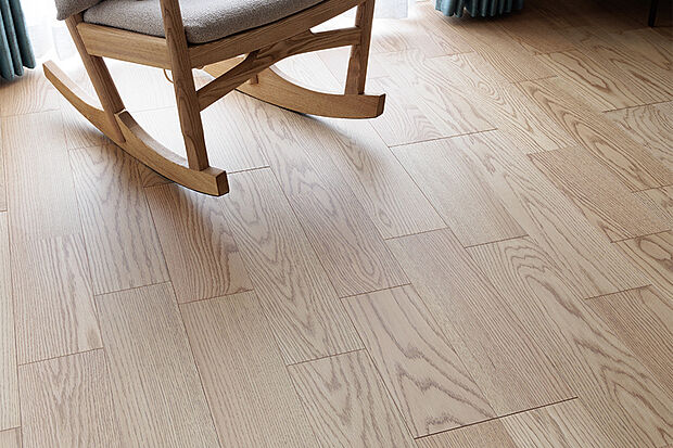 【【突板フロア 銘樹モクトーン】】天然木の豊かな表情と質感、個性を大切にした高級感あふれる味わいを引き出した美しいフロア。塗装に抗ウイルス・抗菌機能を付与することで安心・安全をプラスしました。※1階フロアに採用。