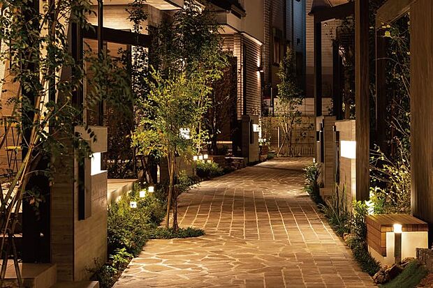 【【灯かりのいえなみ協定(Ｒ)】】夜間の景色を彩る「灯かりのいえなみ協定(Ｒ)」を締結。エコにも配慮したLEDの灯かりが夜間になると自動点灯。美しさを演出するとともに近隣の防犯にも貢献、安心を与えてくれます。