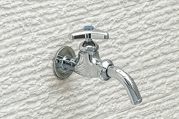 【【バルコニー水栓】】バルコニーで水仕事やガーデニングなどを楽しむ際に重宝するバルコニー水栓を各棟１ヵ所に設置。