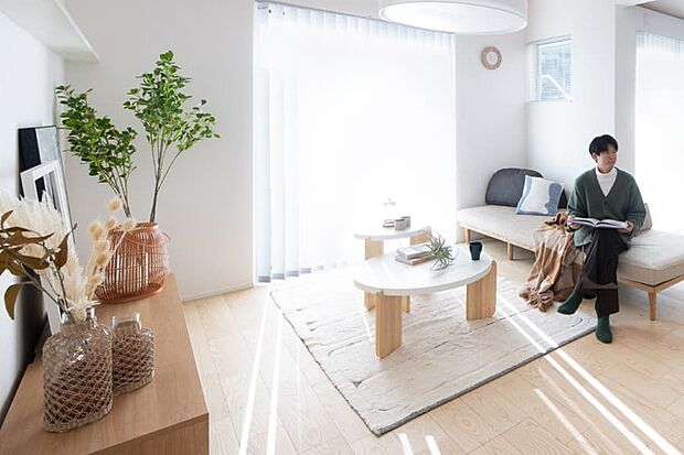 【【STYLE.2 / WIDE】】圧倒的な広さが叶える、自由度の高いライフスタイルを叶えるワイドリビング。大空間のリビングは大きい家具を置いても余裕のある広さで、家族が伸び伸びと過ごせます。