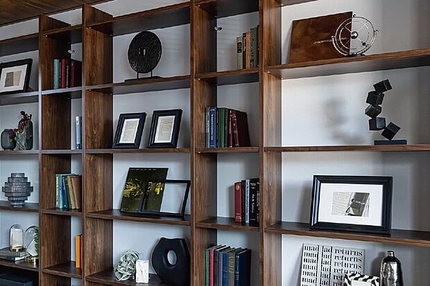 【【PLAN01 / シカクム】】インテリアを飾って自分好みの空間にしたり、本をたくさん置いてライブラリーにしたりと多彩な空間を演出できるギャラリーシェルフです。