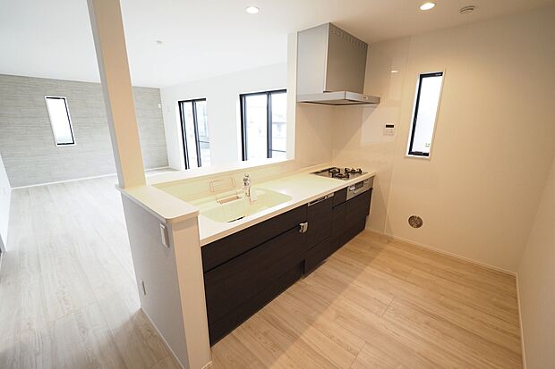 【　キッチン　】
リビングと繋がる対面式オープンキッチン