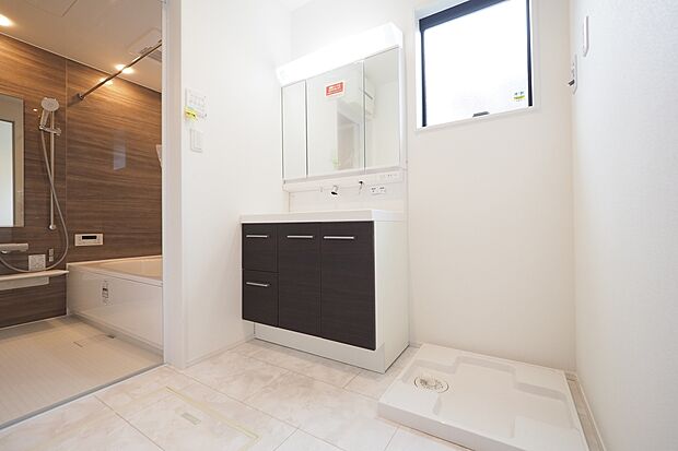 【　洗面室　】
三面鏡シャンプードレッサー設置。洗濯防水パンも標準設置済み