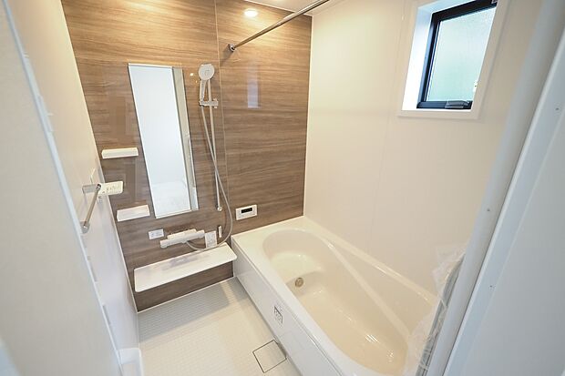 【　浴室　】
温かな木目アクセントパネルが演出するリラクゼーションバスルーム