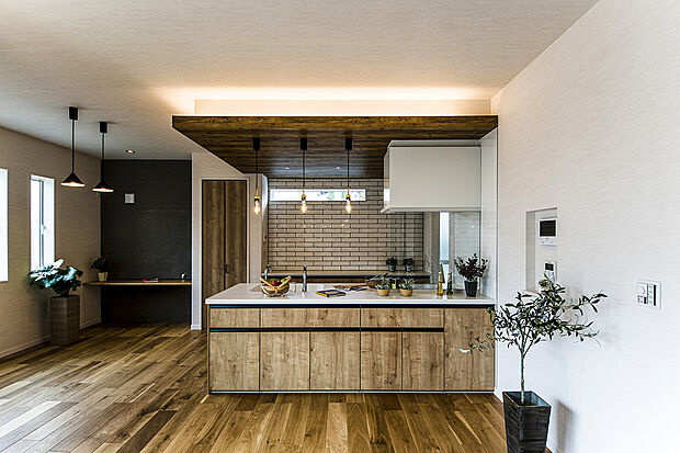 【【 住協建設の施工例 】】カフェのような心地よさを自宅に。質感豊かな無垢の風合いと洗練されたライティングが、至福の時間を創出。