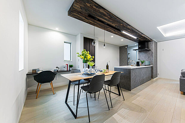 【【 住協建設の施工例 】】洗練されたシンプルモダン。深みのある折下天井が、スマートな空間にアクセントを生む遊び心のあるダイニングキッチンです。