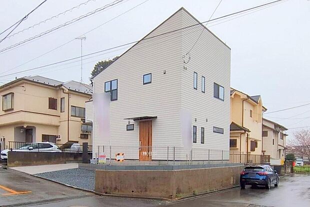 【【 外観 】】6m×4.2mの広い道路に面した角地物件。閑静な住宅街で交通量が少なく、快適な暮らしの実現におすすめです。