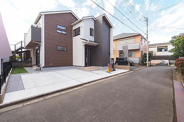 前面道路を含む外観写真