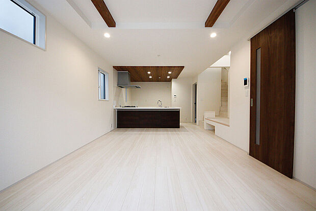 【折上天井を採用した開放感あるリビング】写真 45号棟