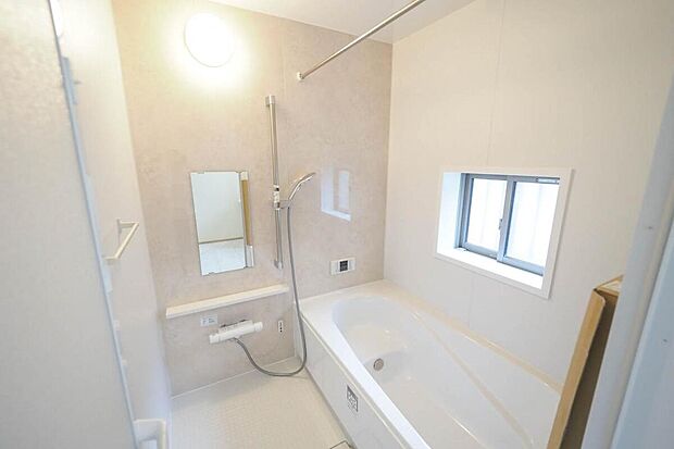 【バスルーム】足を伸ばしてゆったりと入浴ができる1坪サイズのユニットバス