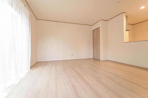 【LDK】南東向き開口の明るい光差入るリビングです。