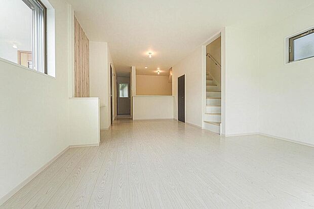 【LDK】ＬＤＫ19.12帖のゆとりある広さ。ソファーやダイニングテーブル等も余裕をもって配置できる広さです。