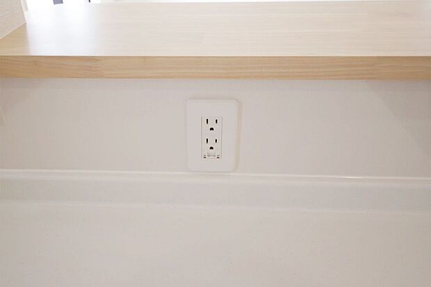 【キッチン】■３号棟　キッチン家電用コンセント／「ちょっと使いたい」に、ちゃんと届く。調理スペースの近くにコンセントを設置。ケトルやブレンダーなどの調理家電も使いやすく、料理中のひと手間をスムーズにしてくれます。