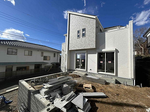 販売現地（R8.1.22）南向きの庭付き物件です日当たりは南向きが開けているので、明るい室内となっております♪　