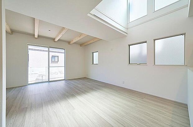 【E棟】
LDには床暖房を標準装備。寒い冬にしっかり足元から身体を暖めます。冷え性の方はもちろん、ご家族やペットまで嬉しい設備です。