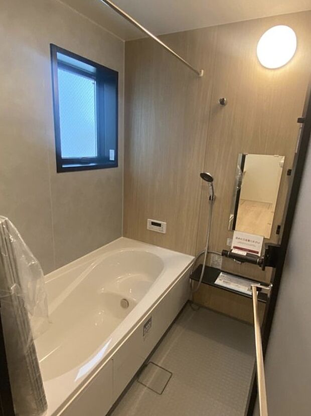 浴室には小窓を設置。換気扇を利用しなくても空気の循環ができ浴室内を清潔に保ちます。