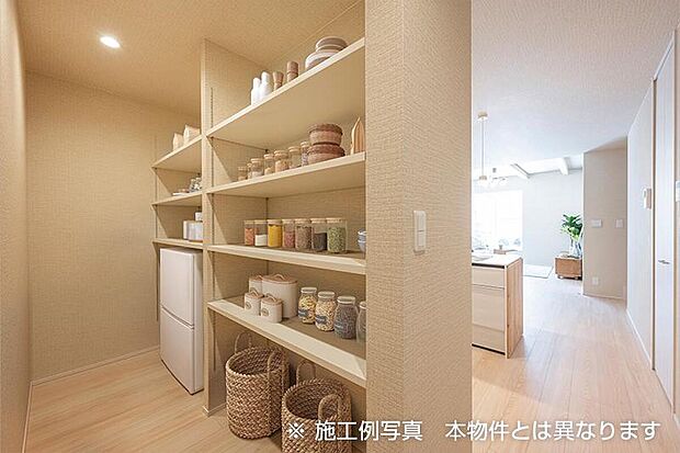 ［ストックルーム／施工例］キッチン用品や乾物・飲料類、防災グッズの備蓄品などもまとめて収納することができます。（全棟採用）