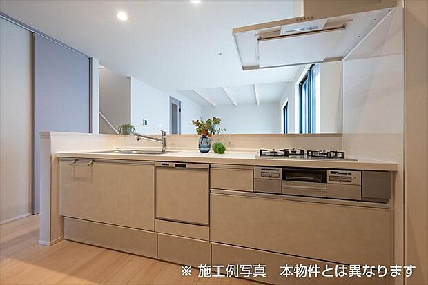 カウンターキッチンは、空間に広がりと一体感をもたらす上質なデザイン。料理をしながら家族と自然に会話が生まれ、配膳や片付けもスマートで機能美あふれるキッチンです。

（B棟）同形状・同仕様