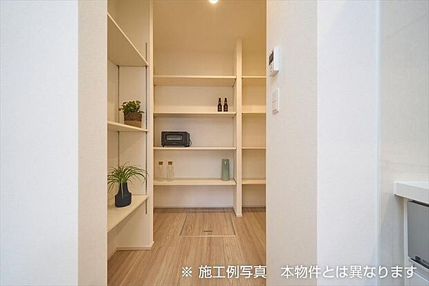 【パントリーイメージ(施工例写真)】キッチン横には食品ストックや調理器具をまとめられる大容量収納。キッチン周りが散らからず、いつでも快適で華やかな空間を保ち、お料理に集中できます。