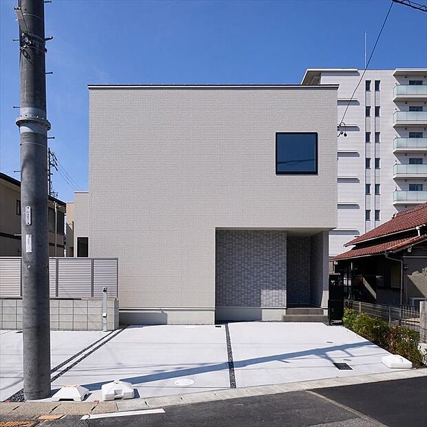 【現地外観写真】A棟
外壁の一部にタイルを使用することで高級感と重厚感が演出され、遊びに来たお友達に自慢できる住まいです。
現地（2026年4月）撮影