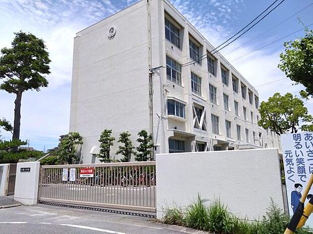白鳳小学校（約210m）