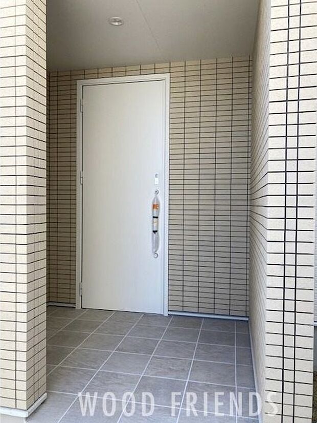 【玄関】玄関には入間に屋根があるので、風や雨はしのげます。入ってすぐに土間収納があり、キャンプ道具など収納できます。