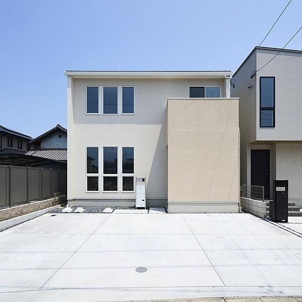 【現地外観写真】外壁の一部を塗り壁で施工。職人の手でひとつひとつ造られている唯一無二の外壁は見る人が羨む存在感です。 室内(2026年7月)撮影