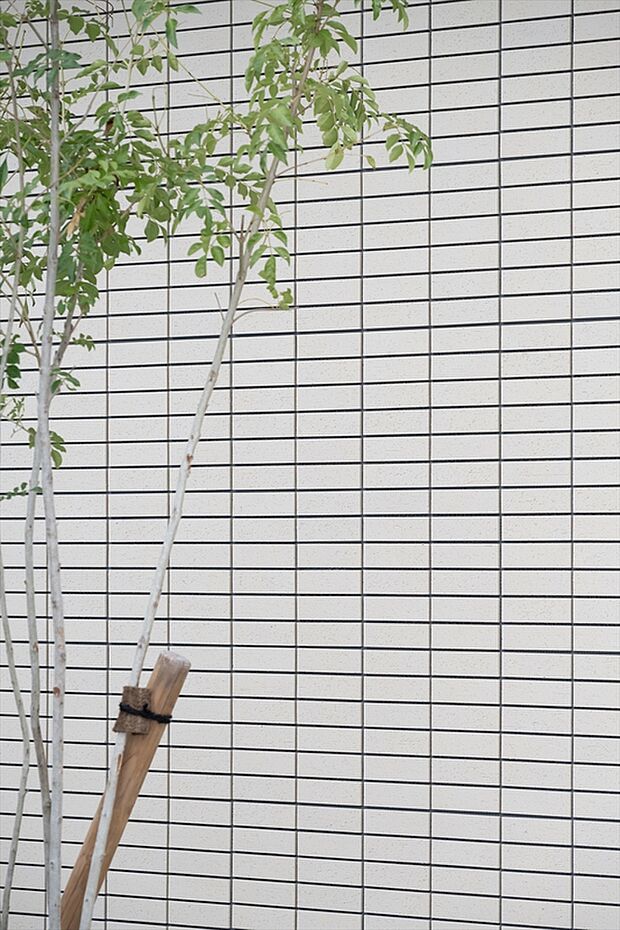 【現地外観写真】【C棟】外壁の一部をタイルで施工。キズや摩耗、雨や汚れにも強い自然素材の外壁材です。※現地(2025年10月)撮影