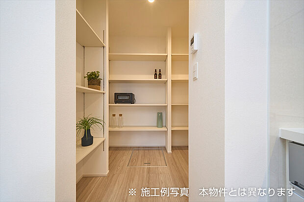 【パントリー】調理器具や食品の保管ができるパントリー。コンセント付きのため、セカンド冷凍庫の置き場としても重宝します。（施工例写真）