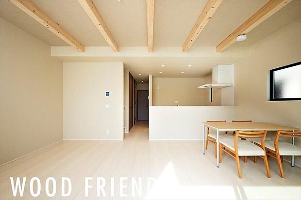 【リビング】約2.7mの天井高はLDをさらに広く演出し、遊びに来たお友達も注文住宅かと驚く素敵な空間となっております。(2026年2月撮影)