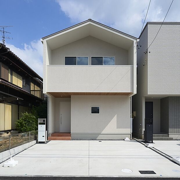 【現地外観写真】【B棟】素材感を活かした、木目がより感じられる天然木の外壁を使用。月日の経過と共に人工物では出せない味わいを愉しめます。