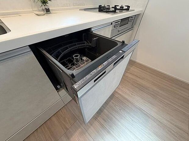 【［ビルトイン式食洗機］】キッチンと一体化して見た目もスッキリで作業スペースを圧迫せず、調理の邪魔になりません。特に家族数が多いご家庭や共働き世帯にも需要のある機能です。（施工例）