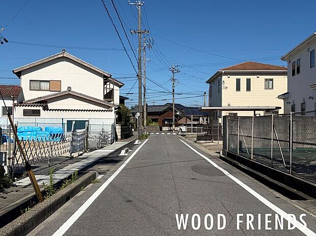【前面道路含む現地写真】現地の前面道路は歩道付きの一方通行で車通りも少なく、小さいお子様連れのご家庭も安心です。現地(2026年7月)撮影