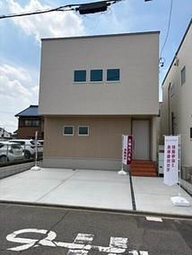 【現地外観写真】【F棟】ゆとりのある駐車スペースを確保。ご家族それぞれのお車はもちろん、来客時にも便利な広さが魅力です。※現地（2026年8月）撮影