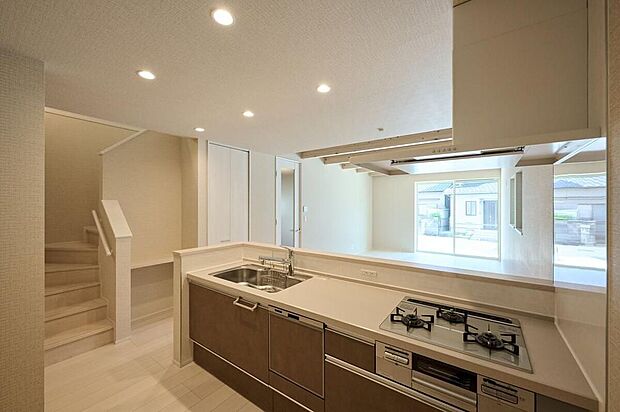 【キッチン】【B棟】作業スペースがしっかり確保されたキッチン。食事の配膳や食事後の片付けがしやすく家事の時間が短縮できます。