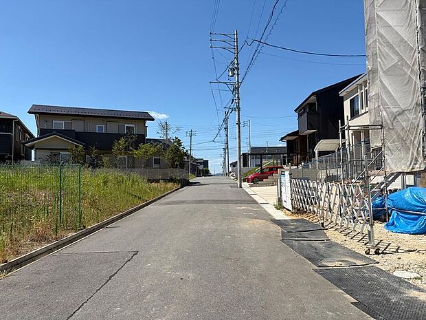 【前面道路含む現地写真】前面道路は車通りも少なく、子供の飛び出しなども安心です。現地（2026年7月）撮影