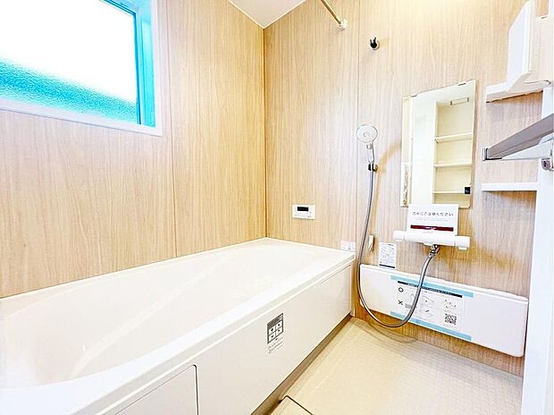【浴室】浴室には小窓を設置。換気扇を利用しなくても空気の循環ができ浴室内を清潔に保ちます。
