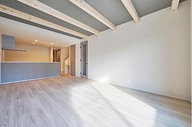 【［床暖房］】足元から部屋全体を均一に暖めます。温風を発生させない為、埃を舞い上げにくくアレルギーや喘息の方、小さいお子様でも安心。空気中の水分を保持できることで肌や喉の乾燥も防いでくれます。（施工例）