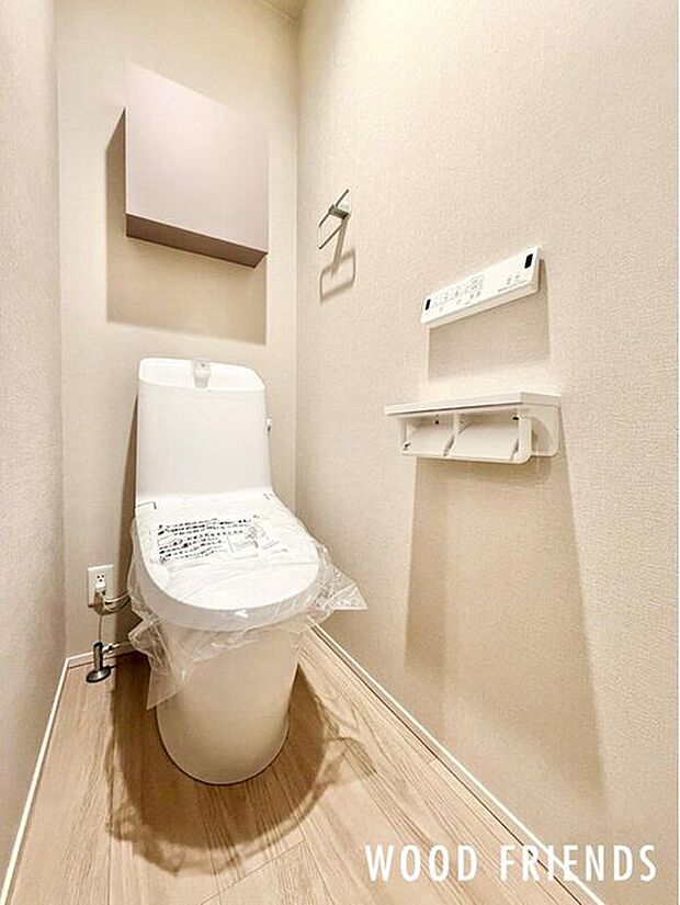 【 トイレ】【トイレイメージ】トイレは節水タイプ。タンク一体型のフチレス形状でお掃除もラクラク。