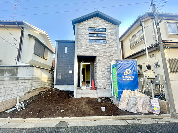 【外観】12/15現在　正面外観♪縦ラインが美しいシャープな印象