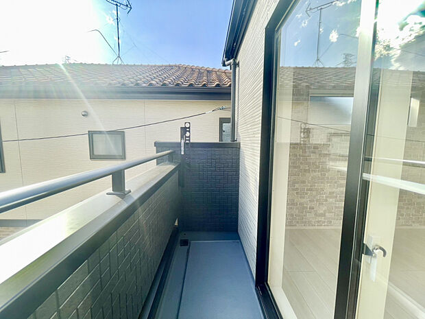 【バルコニー】　程よい奥行きで、洗濯も快適なバルコニー